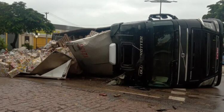 Carreta tomba depois da ponte do Rio Salamanca na entrada de Barbalha