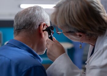 Alimentação saudável, prática de atividades físicas e uso moderado de fones de ouvido preservam a saúde auditiva