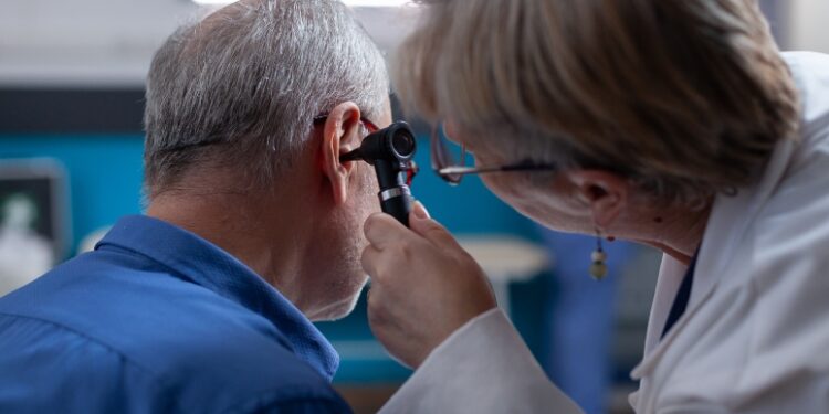 Alimentação saudável, prática de atividades físicas e uso moderado de fones de ouvido preservam a saúde auditiva