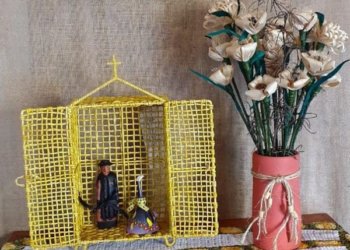 Escola de saberes recebe a exposição “Em cada casa, um oratório, em cada quintal, uma oficina”