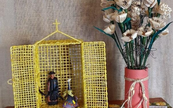 Escola de saberes recebe a exposição “Em cada casa, um oratório, em cada quintal, uma oficina”