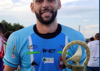 Goleiro do Barbalha desabada após conquistar a permanência