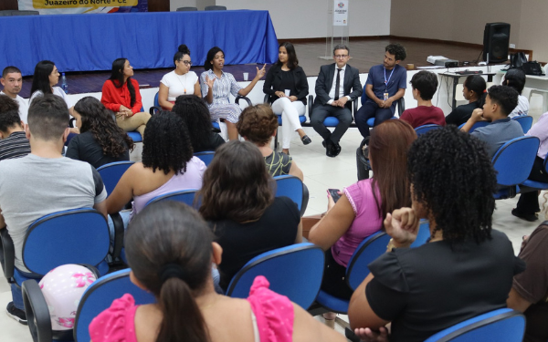 Alunos participam de roda de conversa sobre combate e enfrentamento ao racismo