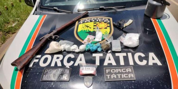 Casal é preso com armas de fogo e drogas durante abordagem da PMCE no Crato