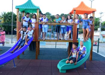 Comunidade de Batateiras, no Crato, recebe brinquedopraça com academia ao ar livre