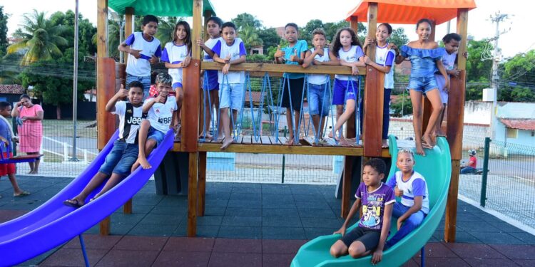 Comunidade de Batateiras, no Crato, recebe brinquedopraça com academia ao ar livre