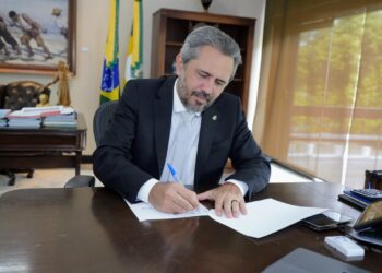 Governador Elmano de Freitas sanciona novo piso salarial dos agentes comunitários de saúde