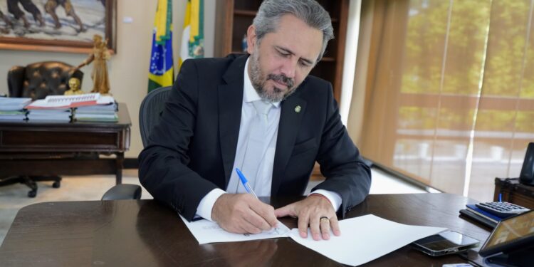 Governador Elmano de Freitas sanciona novo piso salarial dos agentes comunitários de saúde