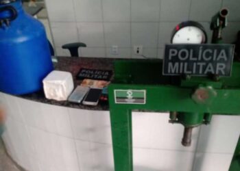 Homem é preso pela PMCE com pasta base de cocaína e prensa mecânica durante ação no Crato
