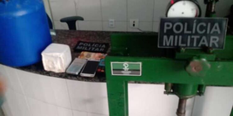 Homem é preso pela PMCE com pasta base de cocaína e prensa mecânica durante ação no Crato