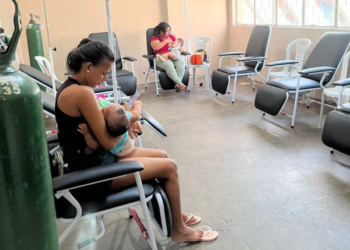 Juazeiro do Norte amplia leitos e instala poltronas na área de observação do Maria Amélia