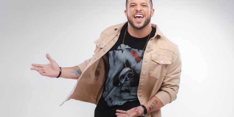 Comediante Flávio Andradde traz seu show “O Azar é meu?” para o Teatro do Centro de Convenções do Cariri