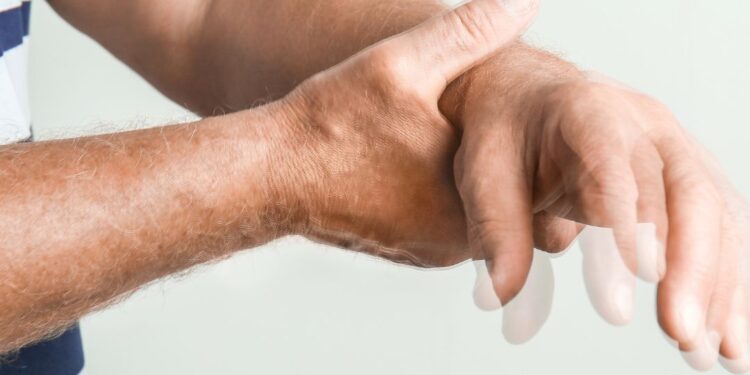 Doença de Parkinson atinge pessoas cada vez mais jovens