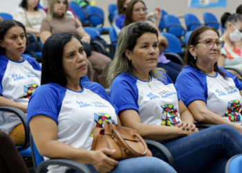 Profissionais da Educação participam de Conscientização do Autismo
