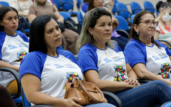 Profissionais da Educação participam de Conscientização do Autismo