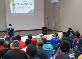 Vigilantes e auxiliares de serviços gerais da rede de ensino participam de capacitações