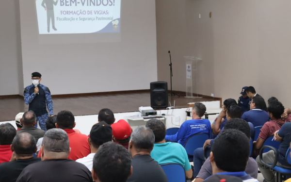 Vigilantes e auxiliares de serviços gerais da rede de ensino participam de capacitações