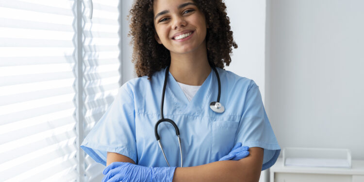 Lula assina projeto que garante recursos para pagar piso salarial de R$ 4.700 a enfermeiros