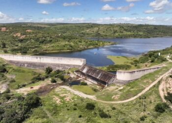 Barragem de Mamoeiro, em Antonina do Norte, sangra pela primeira vez