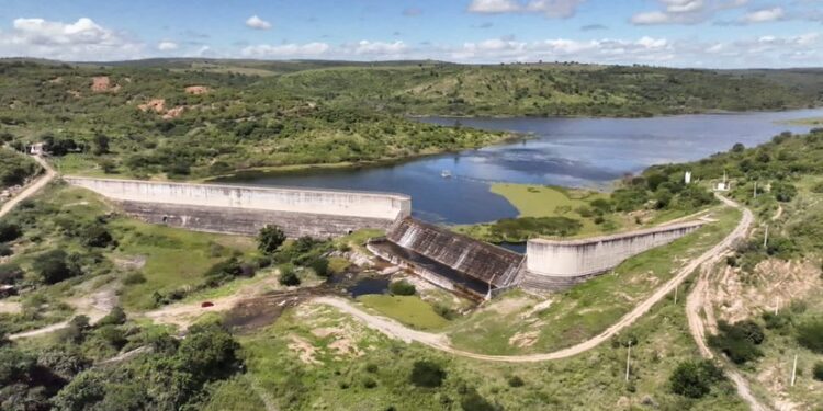 Barragem de Mamoeiro, em Antonina do Norte, sangra pela primeira vez