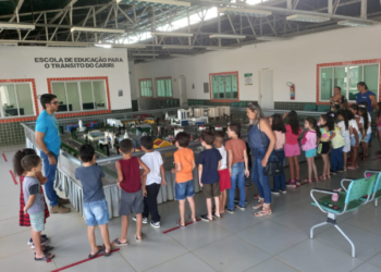 Estudantes recebem orientações sobre educação no trânsito