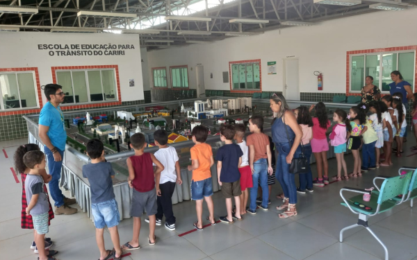 Estudantes recebem orientações sobre educação no trânsito