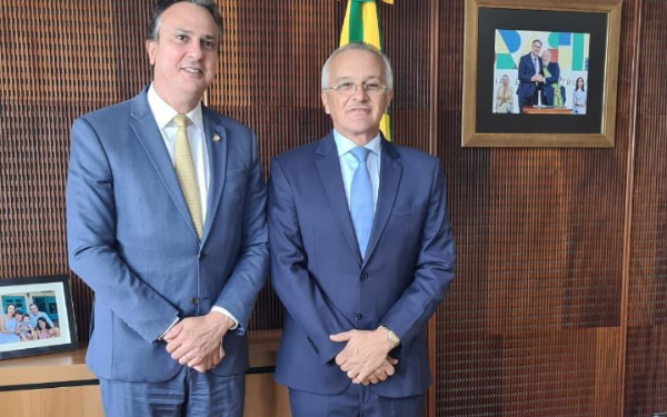 Giovanni Sampaio dialoga com Camilo Santana sobre Lei de Limite Territorial e retomada da Escola João Alencar