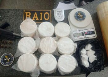 Homem é preso pela PMCE em Iguatu com pistola e 4,6 kg de cocaína