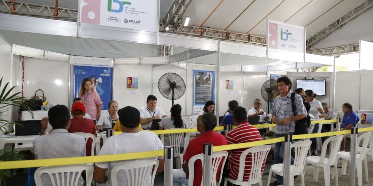 Mês do Trabalhador é celebrado com Ceará de Oportunidades, que tem 3 mil vagas de emprego abertas no estado