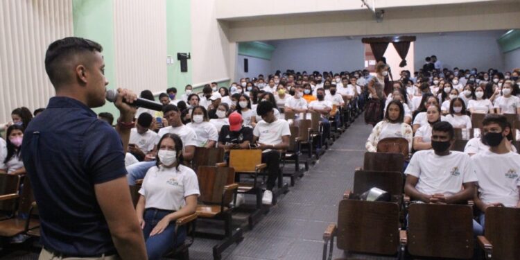 Prefeitura de Barbalha realiza lançamento da 2ª edição do Programa Bolsa Jovem Barbalha com presença do Governador Elmano de Freitas