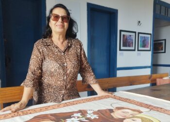 Tradição e Arte. Há 24 anos, Sandra Sobral é a responsável pela pintura da bandeira de Santo Antônio