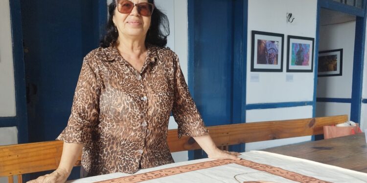 Tradição e Arte. Há 24 anos, Sandra Sobral é a responsável pela pintura da bandeira de Santo Antônio