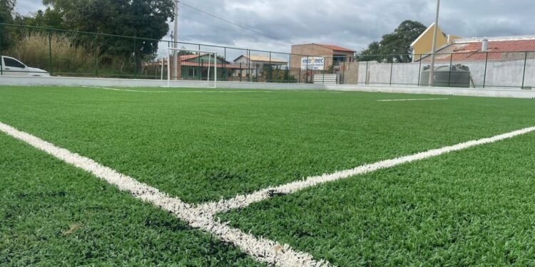 Barbalha: Areninhas de Cabeceiras e Boa esperança recebem grama sintética