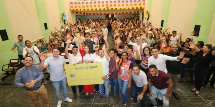 Barbalha e Governo do Ceará entregam cartões do Ceará Sem Fome a 196 famílias beneficiadas pelo programa