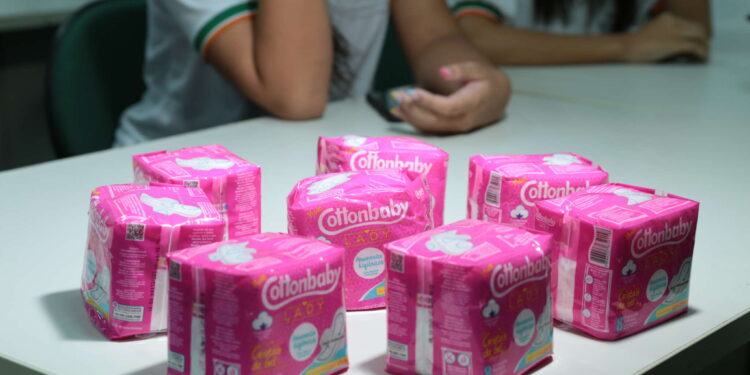 Combate à pobreza menstrual: kits de absorventes distribuídos pelo Governo do Ceará já beneficiaram mais de 200 mil estudantes