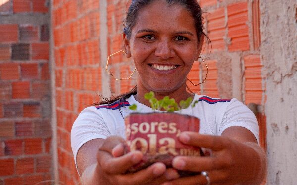 Moradores do Madre Feitosa, em Crato, participam de Oficina de Horta Doméstica