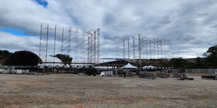 Megaestrutura do Festival Expocrato já dá sinal que o evento se aproxima