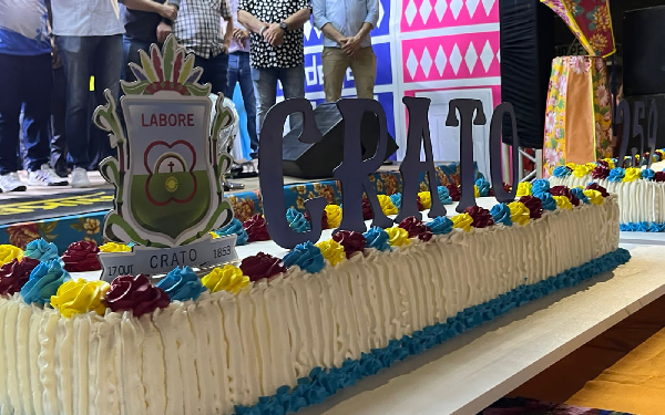 Cratenses comemoraram aniversário da cidade com bolo gigante