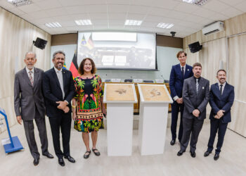 Fóssil do dinossauro Ubirajara jubatus é repatriado ao Brasil e entregue ao Governo do Ceará