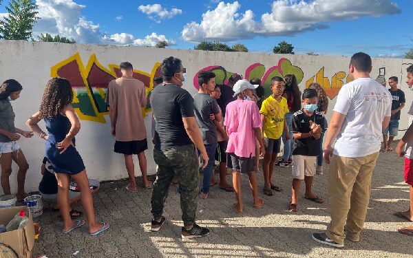 Crianças e adolescentes do CRAS Campo Alegre recebem certificados de curso de Grafite