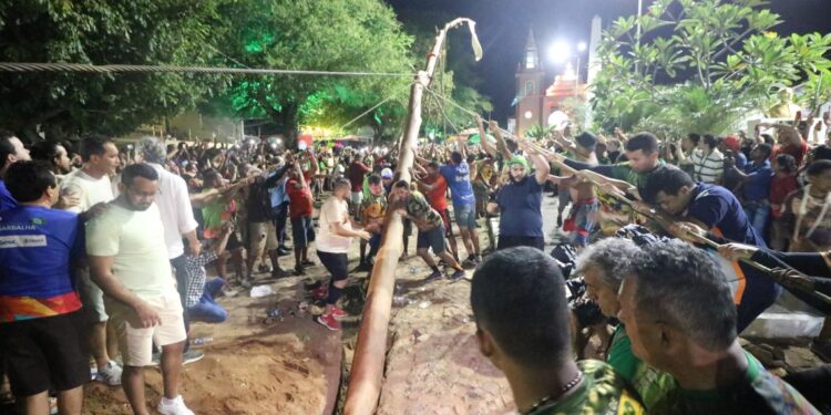 Cultura, tradição e emoção marcam hasteamento do Pau da Bandeira de Santo Antônio