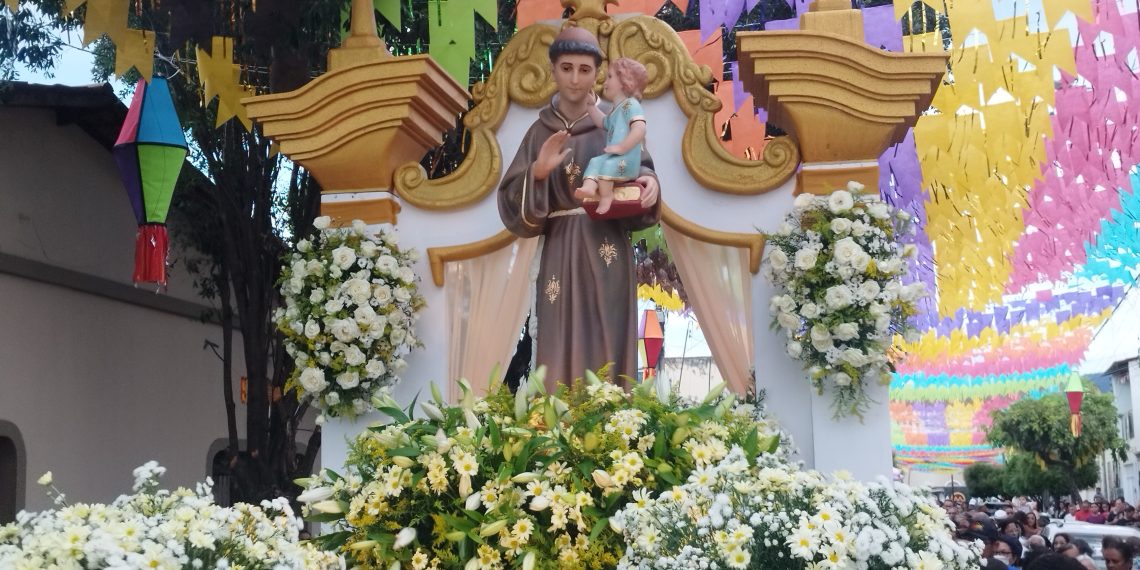 Barbalha encerra festejos de Santo Antônio com procissão e show de padre Fábio de Melo