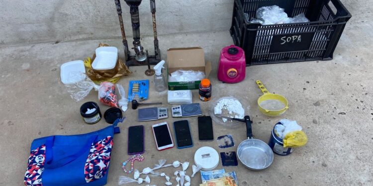 Dupla é presa e laboratório de drogas é desativado pela PC-CE em Missão Velha