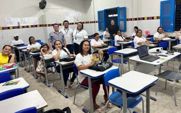 Equipe do Ceará Credi apresenta oportunidade de crédito acessível para alunos do curso MEI