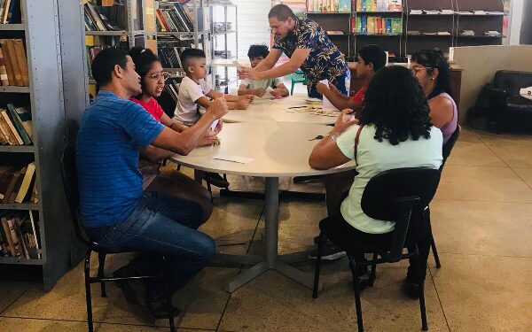 Oficina de Artes em Papel estimula a criatividade na Biblioteca Central do Crato
