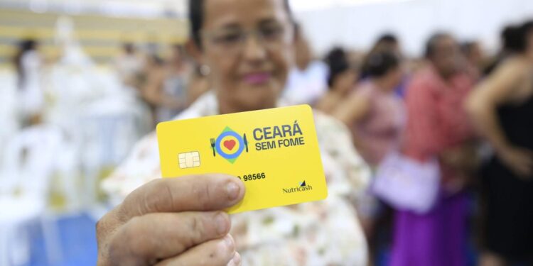 Com a utilização do cartão Ceará Sem Fome pelos beneficiários, mais de R$ 15 milhões estão girando na economia dos municípios