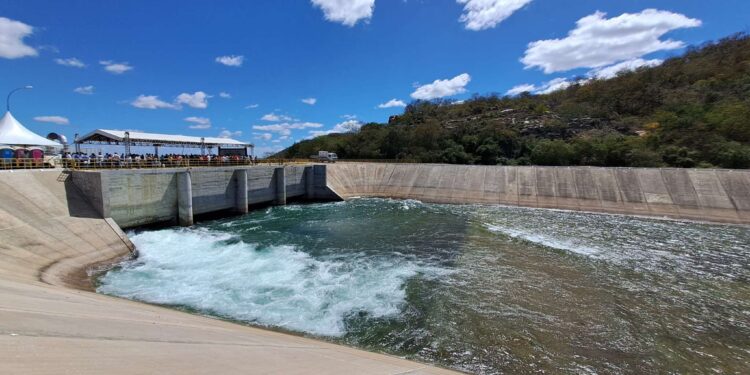 Ceará volta a receber água do Rio São Francisco após acionamento de novo sistema de bombeamento em Pernambuco
