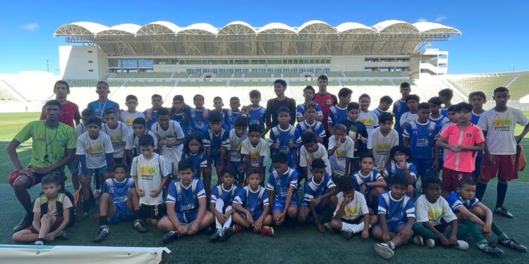 65 alunos do Projeto Esporte em 3 Tempos visitaram a Arena Romeirão