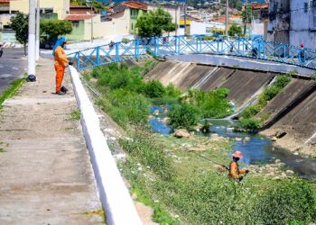 Crato realiza limpeza dentro do Canal do Rio Grangeiro e em diversos bairros