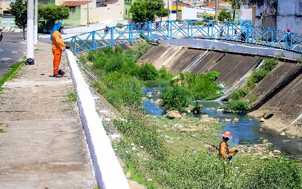 Crato realiza limpeza dentro do Canal do Rio Grangeiro e em diversos bairros